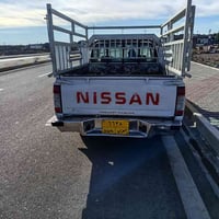 بيكاب نيسان 2008 بو فروشتن سعري 105.    07503719023