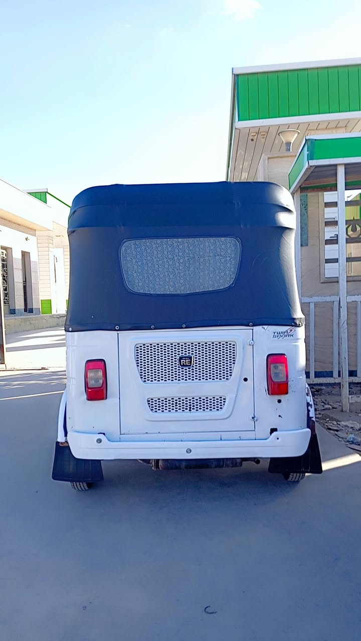 سلام عليكم شباب عدي تكتك للبيع 22لون ابيض بيهه بس دوس مرقمه رقم وسنويه بيهه بارد يم البكلايت مضح بل صور اي الاستفسار عل رقم***********
