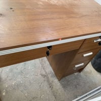 ميز مكتبي • غير مستعمل • جديد