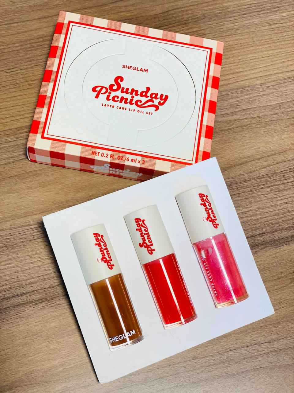 شيكلام استعدي لأحلى لمسة جاذبية مع مجموعة Sheglam Sunday Picnic – Layer Cake Lip Oil 💋🍓
ثلاث زيوت شفاه فاخرة ترطّب وتلمّع وتضيف لون ناعم يخلّي ابتسامتچ تخطف الأنظار ✨

 كلوسات الألوان المتوفرة بالمجموعة:
بني شوكليت  لمسة طبيعية دافية تناسب كل إطلالة.
أحمر توت  لإطلالة جريئة وأنثوية.
وردي غليتر  بلمعة ساحرة مثالية للمناسبات اليومية والسهرات.

✔️ قوام خفيف وما يترك لزوجة
✔️ يمنح الشفاه مظهر ممتلئ وصحي
✔️ ممكن استخدامه وحده أو فوق أي روج لإضافة لمعة ✨

🍯 كل سيت يحتوي على ٣ زيوت شفاه – 6ml لكل واحد، يعني رفاهية تدوم معاچ طول اليوم 🌸 بغداد, العراق


**إذا كنت صاحب هذا الإعلان وتريد حذفه لأي سبب، رجاءا أرسل رسالة إلى الدعم الفني**