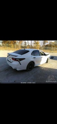 للبيع كامري موديل 22 هايبرد بنزين فول عدا فتحه حادث موضع صبغ 3 قطع فقط...