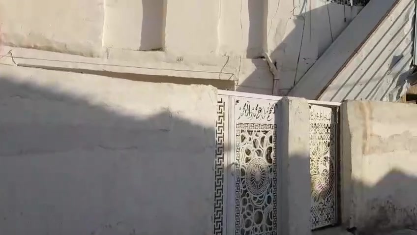 للبيع بيت في واسط قضاء الحي 
حي الوحدة 

المساحة 180 متر طابقين 
غرفتين وصحيات فوك 
غرفة ومطبخ وهول واستقبال وصحيات داخلية وخارجية 
السعر 95 
للشراي   ***********   واتساب
