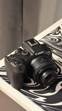كانون R7 • كاميرا كانون R7 • عدسة كانون 18-150 • عدسة كانون 50mm • فلا...