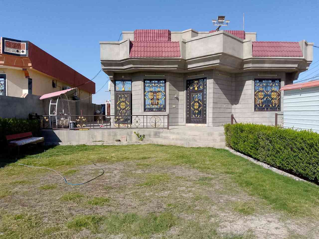 للبيع بيت مساحته 600م
المالحه الغربيه 
ديوان 8×5 مطبخ حار بارد 5 ونص ×8 صاله 12×4 غرفتين نوم اضافه الئ سويت نوم صحيات داخليه حمام وتواليت غرفه فوك6×4 سيراميك خزانات ماء عدد 2 كبيره الاول 5000 ولثاني 2000 گيزرات عدد 2 صحيات خارجيه سيراميك باب سلايت خارجي مخزن خارجي 3×2 ونص ماء خطين وكهرباء فول البيت كامل مكمل سيراميك حزام جنس الارض زراعي
السعر 65بي مجال 
***********
تواصل مع صاحب بيت مباشرتآ
