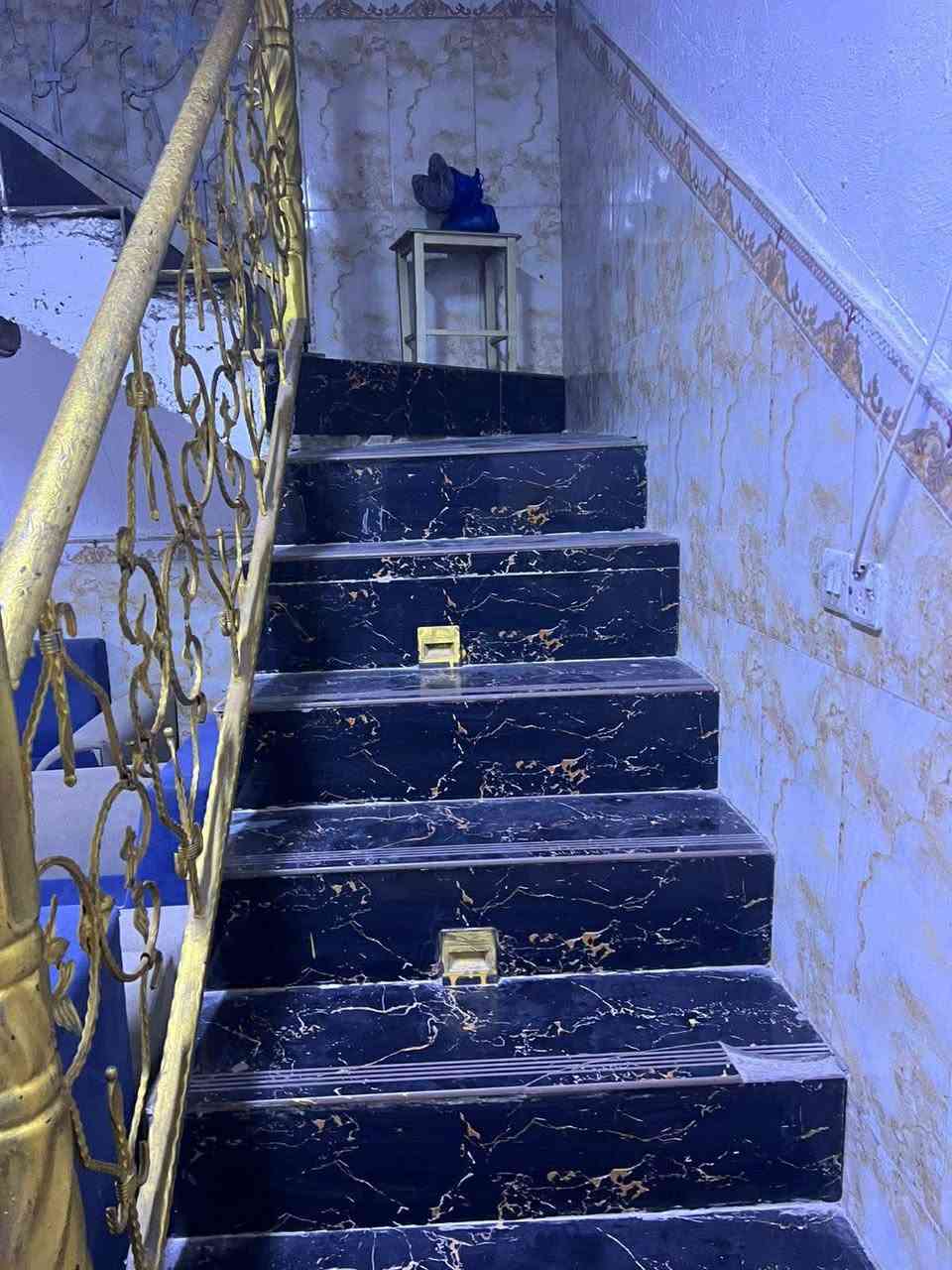 بيت   للبيع عويسيان شارع القصر خلف مركز شرطه البراضعيه قاطين بلديه بي  معامله تمليك 3 غرف جوه وهول وطارمه كراج سياره وحديقه حمام داخلي وحمام خارجي  وفوك غرفه وهول ومطبخ وتواليت وحمام الاتصال *********** السعر 60 وبي مجال
