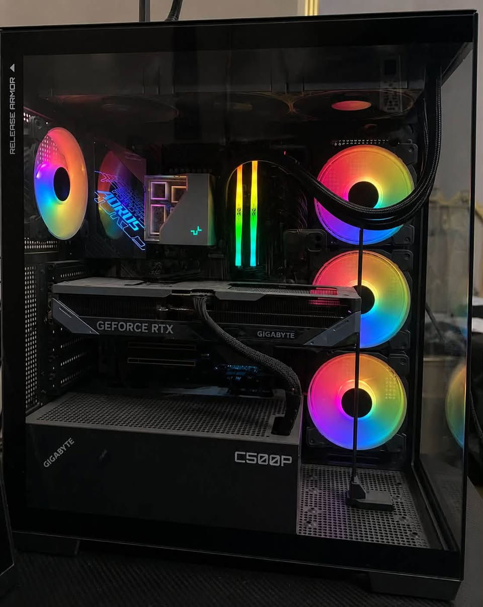 CPU: Intel Core Ultra 9 285K
* Motherboard: Gigabyte Z890 AORUS Master
* CPU Cooler: DeepCool LT720 (360mm AIO)
* GPU: Gigabyte RTX 5070 OC 12GB
* RAM: Silicon Power 32GB (2×16GB) DDR5-6000 CL30
* Storage: OneBoom 2TB NVMe SSD (up to 7400 MB/s)
* Power Supply: MSI MAG A1000GL 1000W (80 Plus Gold)
* Case: Gigabyte C500 Panoramic Stealth (C500 P)

وياها شاشة محمول هدية 15 انج
وكيبورد وماوس
سعرها 3.5  (ثلاثه ملاين و خمسمائة)


**إذا كنت صاحب هذا الإعلان وتريد حذفه لأي سبب، رجاءا أرسل رسالة إلى الدعم الفني**
