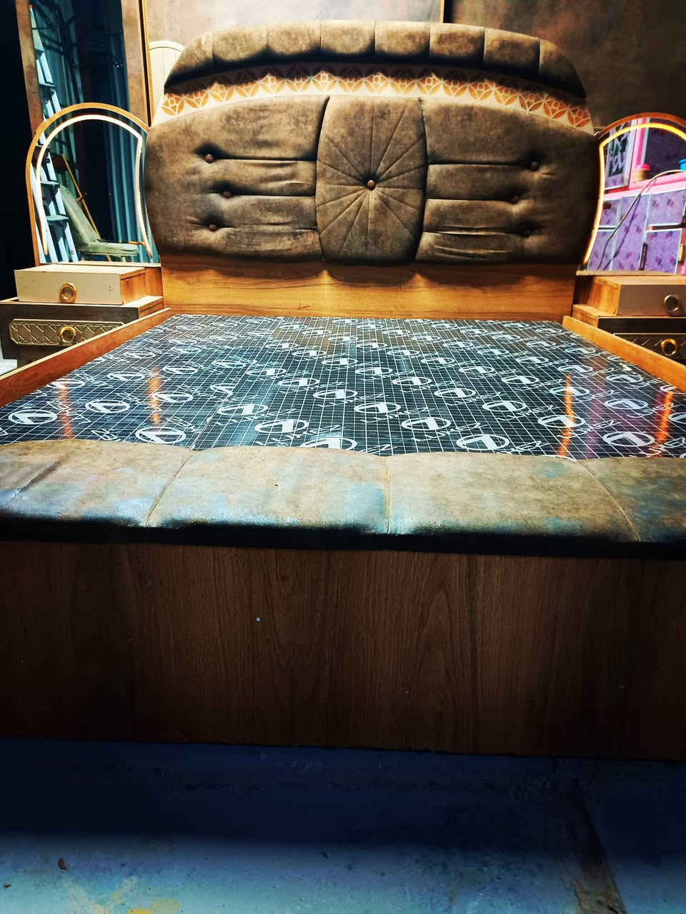 السلام عليكم عندي غرفة نوم للبيع 9قطع كنتور ضافي ونارة مكاني بغداد أبو دشير ***********
