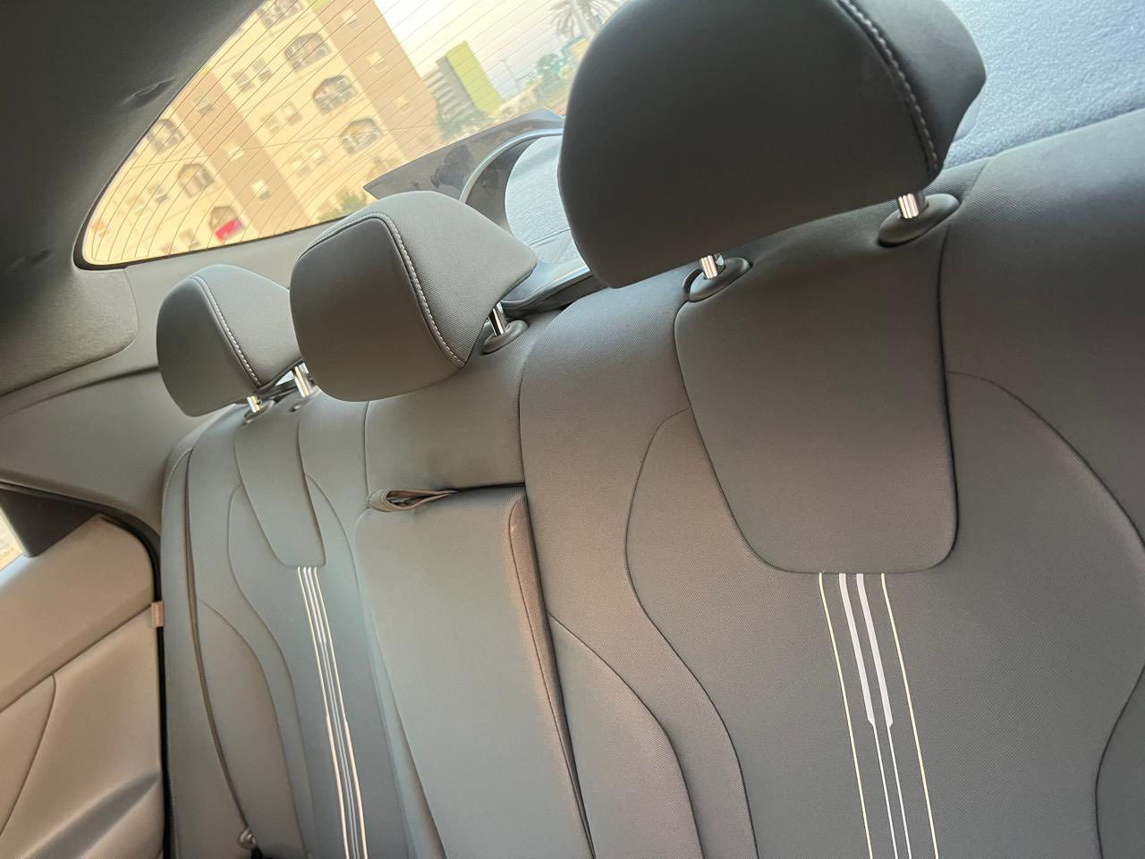 النترا رصاصي 2025 
السياره فول مواصفات S 
ضررها قطعتين تبديل 
محرك 4 سلندر 1.6 
ويل قياس 16 
شاشه 8 انج 
ابل كاربلاي 
مقاعد مخمل 
نظام APS و ESC 
كاميرا خلفيه 
نظام مراقبة ضغط الاطارات 
السياره عارضها ب 15000$ وبيها مجال كلش حلو للشراي 
رقم : ***********
