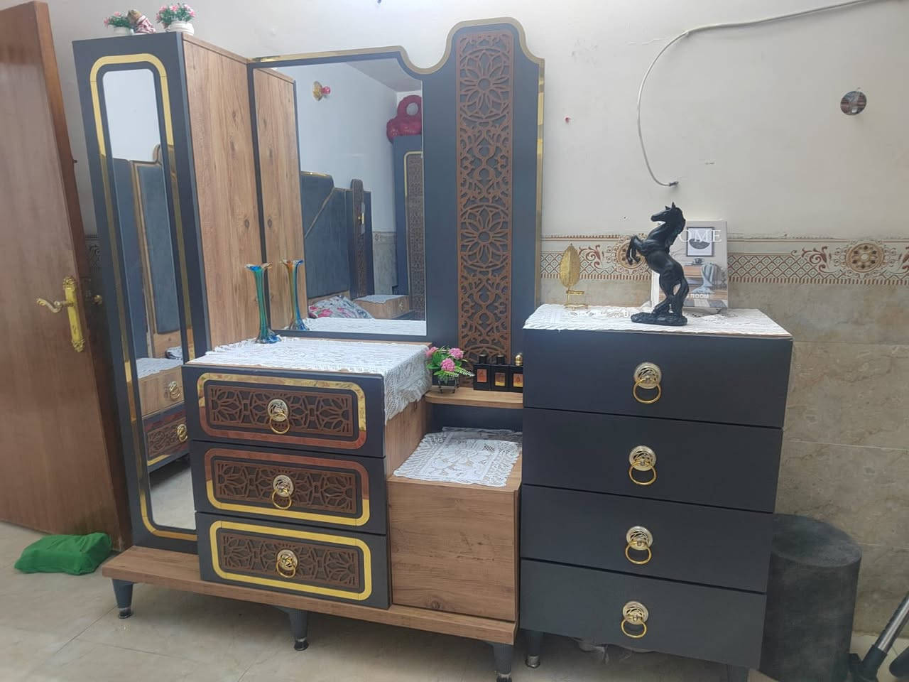 غرفه نوم  تركيه نضيفه للبيع المكان الحسينيه مليون وبيها مجال الاتصال على الرقم ***********
