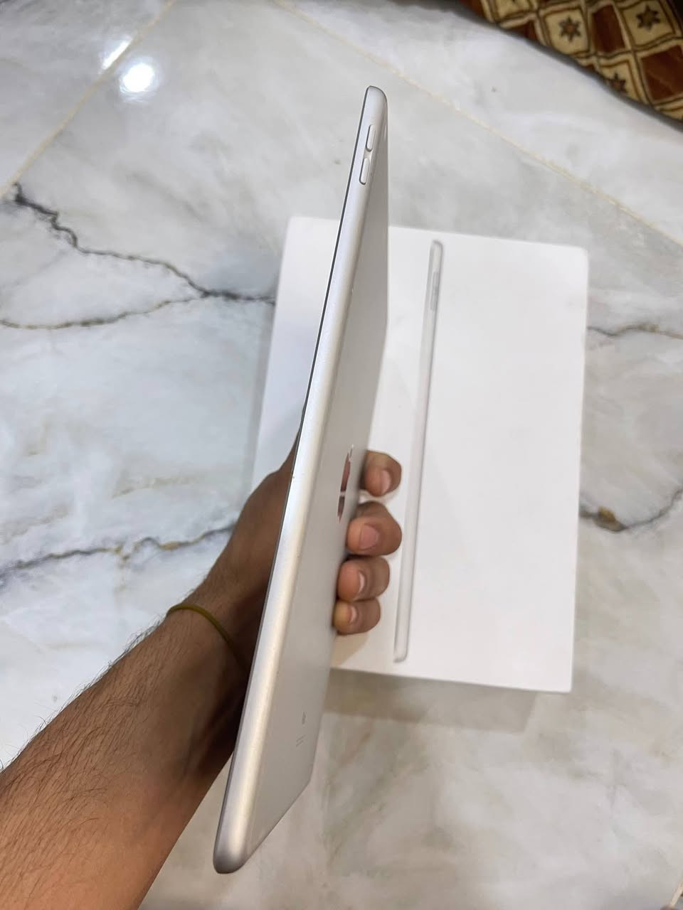 ايباد 9 نضافه شركه 
بطاريه 88 شرط
ذاكره64 
بصمه ،صوت،كامرات كله مكفول 
ع ابلاد شرط الحاسبه 
وتساب ***********
سعر 200
