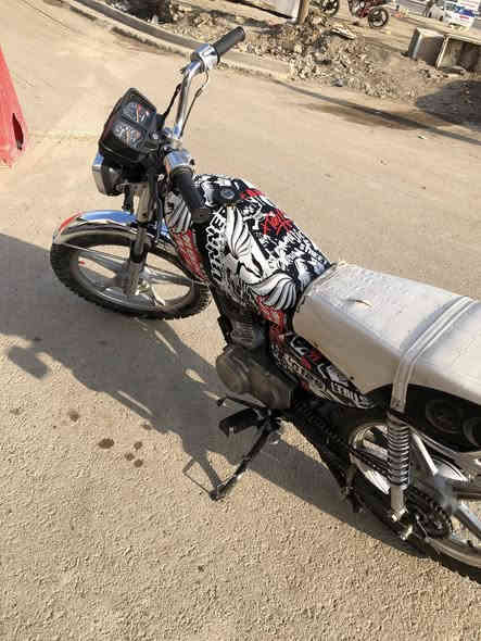 السلام عليكم دراجه نامه للبيع دراجه شغاله بيها نواقص چبنه والشفت مال التاير الخلفي اعوج لو زغير والسبرنكه مال هندر يرادلها تبديل اني ماعرف بيهن والدراجه متروكه المكينه بيها خيط بخار عضمتها حلوى وناعمه نصبتها حلوه شوفت عينكم كهربائيات كلها شغاله 
السعر 225 وبيها مجال للشرايه 
مكاني : بغداد _ الدورة _المهدية الأولى 
رقمي : *********** متواجد واتس
