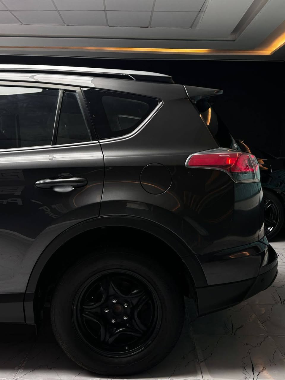 تويوتا راف فور RAV4 موديل 2017
#رقم اربيل بأسمي

الفئة: LE

نظام الدفع: دفع امامي 

العداد: 140,000 مايل

الوارد: الولايات المتحدة الأمريكية

المواصفات:

شاشة عرض

نظام التحذير من الاصطدام (رادار)

مصابيح أمامية LED

كاميرا خلفية

مثبت سرعة

نظام التحكم في المنحدرات (Hill Assist)

ملاحظات:

السيارة وارد أمريكا الضرر جاملغ الامامي جانب السكن بدون اي دواخل

مكان السيارة #كربلاء
رقم موبايل *********** 
السعر: 🟧 150 وبيها مجال قليل
