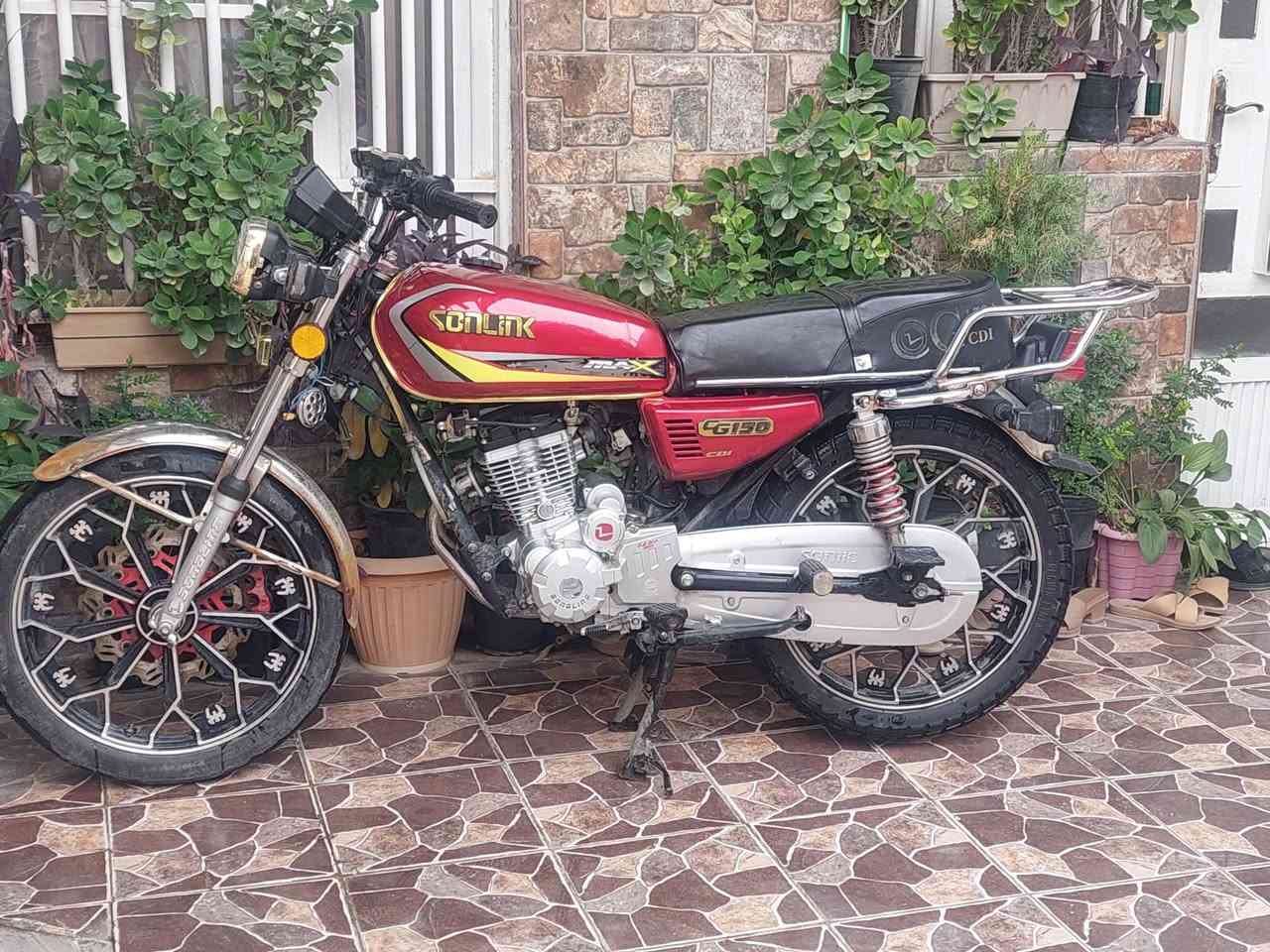 السلام عليكم .. دراجة سولننك ايراني موديل 2024 مكينة  5 كير 150cc الدراجة خير من الله كل كهربائياتها و امورها شغالها و ترايك بيها للبصرة .. بيها بداية تبخير .. السعر 450 وبية مجال بسيط حك جيتك ***********
