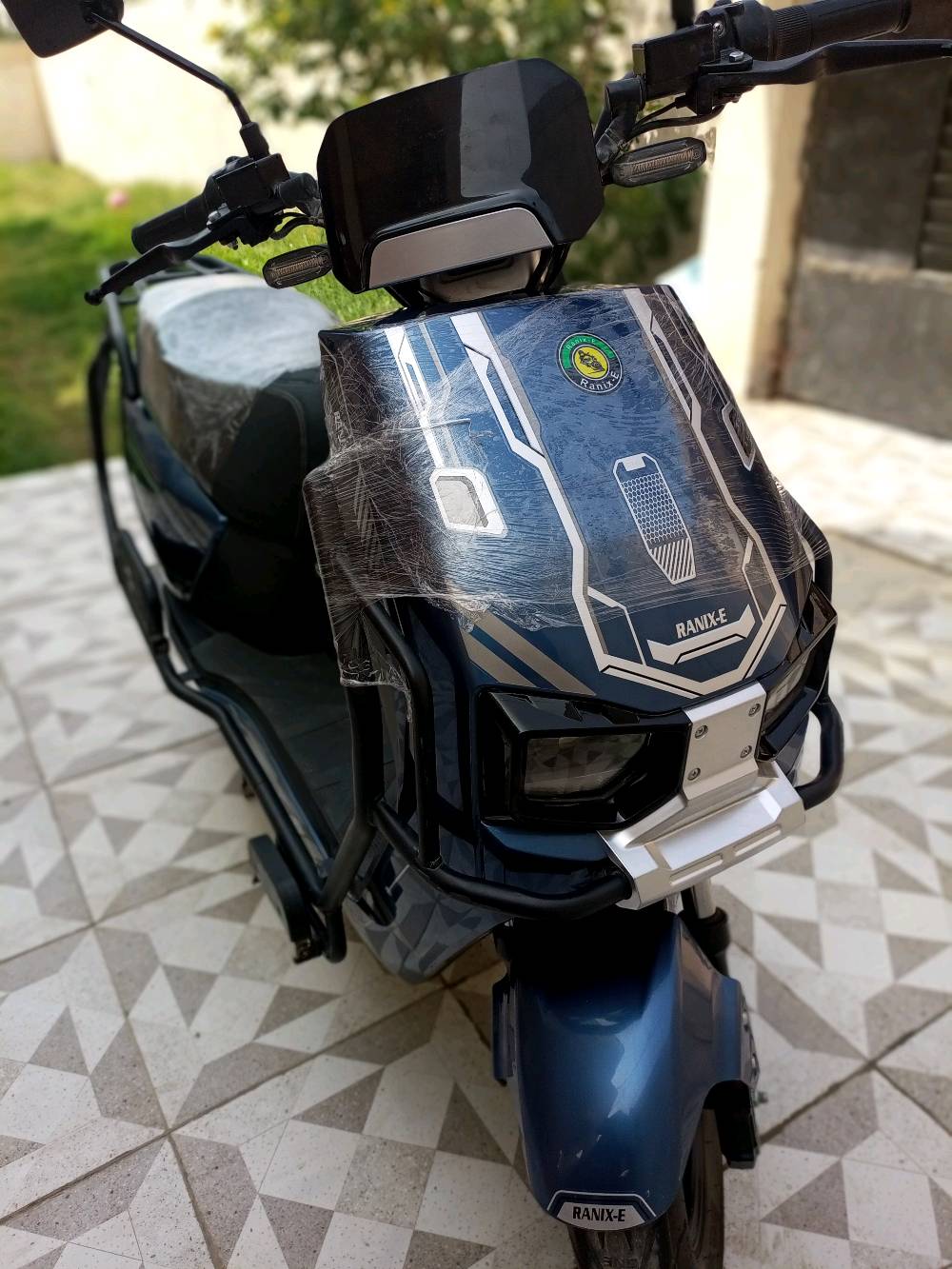 دراجة كهربائية جديدة من نوع RANIX E، مميزة بلونها الأزرق الجذاب وتصميمها العصري. الدواسات مريحة وجاهزة للاستخدام الفوري. مناسبة للتنقل السريع في المدينة وتتميز بسهولة الاستخدام والصيانة.