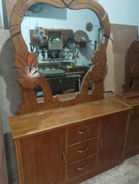 تخت بدون كشن وميس تواليت للبيع شغل نظيف وفصال07512463986