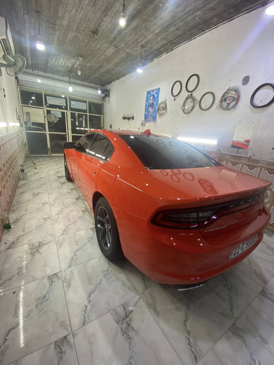 سلام عليكم 
جارجر لون مميز ( برتقالي )
مديل 2018 وارد كندي
داخله كفاله بلعراق تبديل جاملق ايمن 
وبارد بسيط بجاملق الأيسر ( الأماميات )
ودحكه يم الباب الخلفي شوف العين بسيطه
ماشيه 250 الف كيلو تقريباً 
السعر 225 مجال قليل
العنوان البصره القرنه
***********
