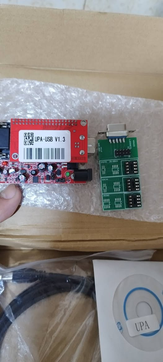 سلام عليكم متوفر مبرمجة upa جديد غير مستعمل 
 أهم استخدامات ومميزات UPA-USB V1.3
​تُستخدم هذه المبرمجة بشكل واسع في ورش صيانة إلكترونيات السيارات للأغراض التالية:
​قراءة وبرمجة رقاقات الـ EEPROM: تدعم عائلات شهيرة جداً مثل (تصفير العدادات، استخراج كود المسجل، أو تعديل بيانات السيكيورتي) مثل رقاقات 93Cxx, 24Cxx, 25Cxx و 95xxx.
​إعادة ضبط وحدات الإيرباج (Airbag Reset): قراءة المعالجات داخل عقل الإيرباج ومسح بيانات الحادث (Crash Data) لإعادة تشغيله بعد الحوادث.
​تعديل وقراءة العدادات (Odometer Correction): قراءة وتعديل المسافات المخزنة في لوحات العدادات لبعض السيارات عند استبدال اللوحة أو صيانتها.


**إذا كنت صاحب هذا الإعلان وتريد حذفه لأي سبب، رجاءا أرسل رسالة إلى الدعم الفني**