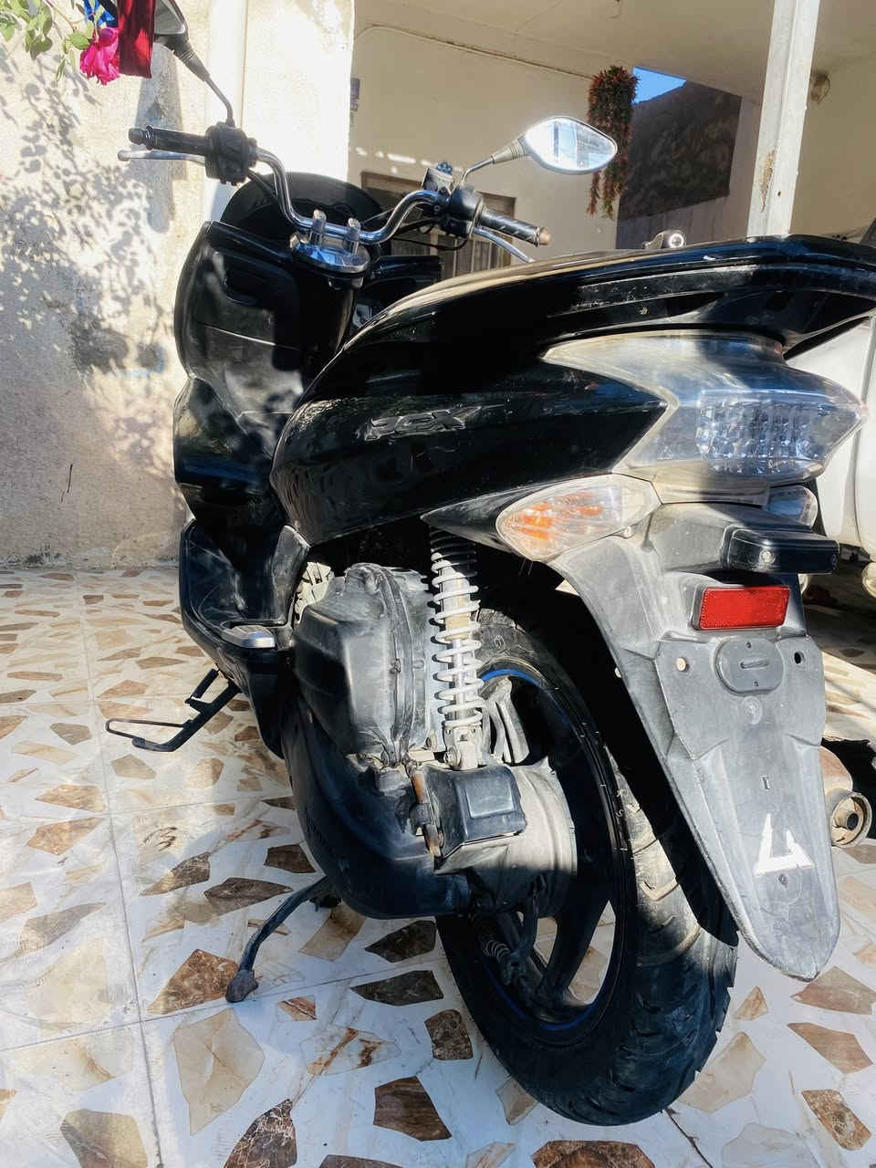 سلام عليكم 
عندي pcx للبيع دراجه نضيفه وحلوه محرك ناعم كهربائيات شغاله كفرات نضافه ٨٥٪؜ ستان حساس لايت زنون تايرات جدد بعدهن بشعر بك لايت كرستال بلاد ماشيه ٦٠ علايم مطليه بلاك قابل للازاله لايت بك لايت هورن اشاير كله شغال دراجه عوزها ترتيب ما يكلف ٢٥ راسلني خاص وكلك شنو نقصها 
مكاني كوت حي الجهاد متواجد خاص او اتصال *********** سعرها خاص شرط ماكو pcx بسعرها مستعجل علا بيعتها محتاج فلوس
