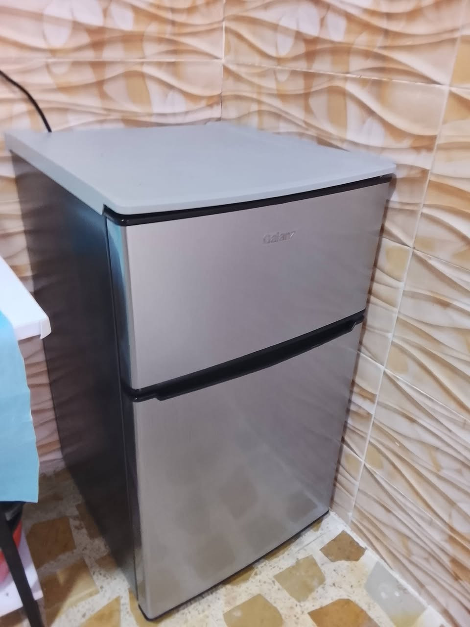 ثلاجه للبيع الرصاصي 135بي مجال قليل الابيض 140بي مجال قليل العنوان حي عدن رقم بس واتساب ***********
