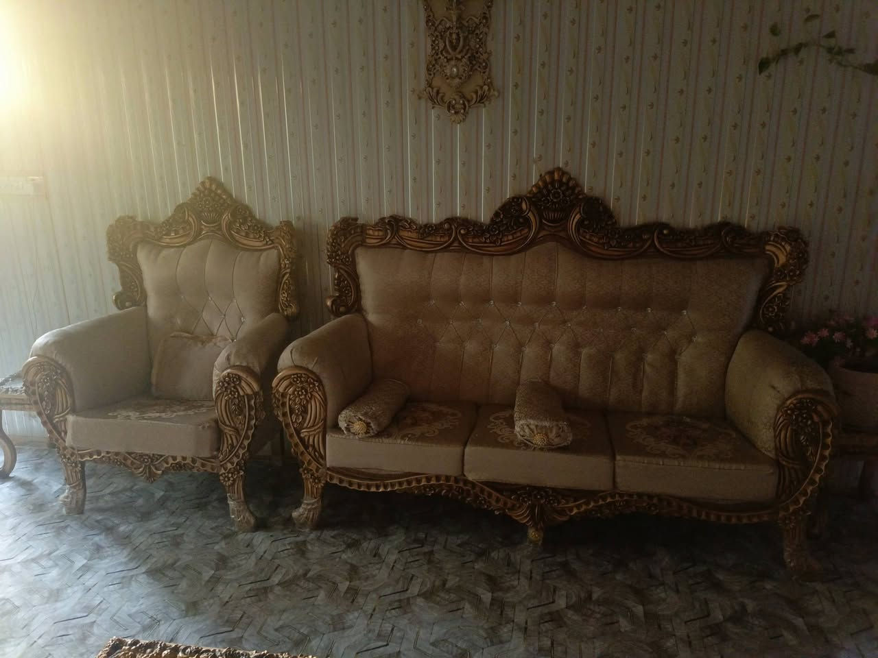 طخم قنفات مع طبلات نضيف 10 مقاعد سعر 600 بي مجال للاستفسار الاتصال على الرقم ***********
