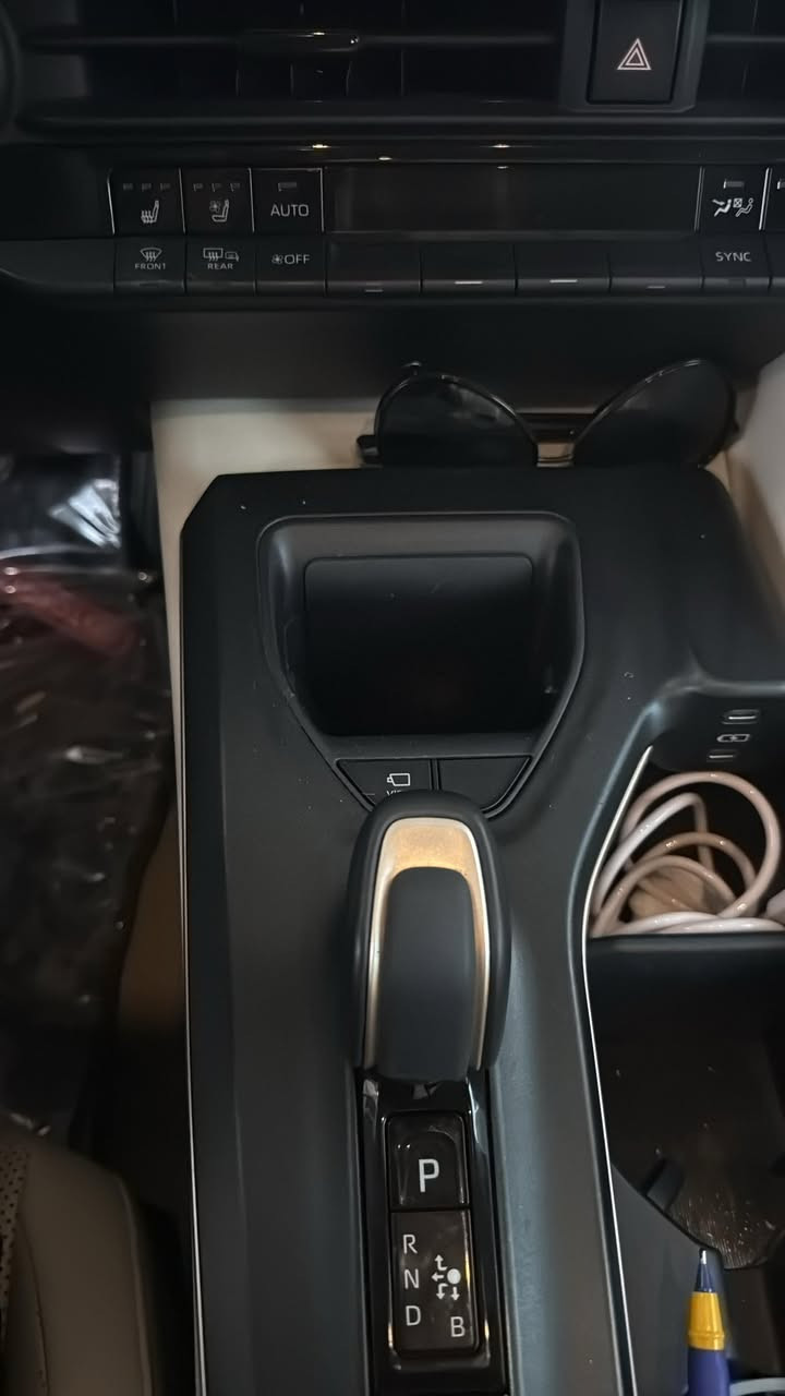 سياره كراون للبيع موديل 2023وارد خليجي شاشة دجتل بيه فقط pdr بقدر بسيط بمقدار الاصبع  ماشية 39 الف  السعر 320 ورقة وبيها مجال بسيط الاتصال *********** اني مكلف بالنشر
