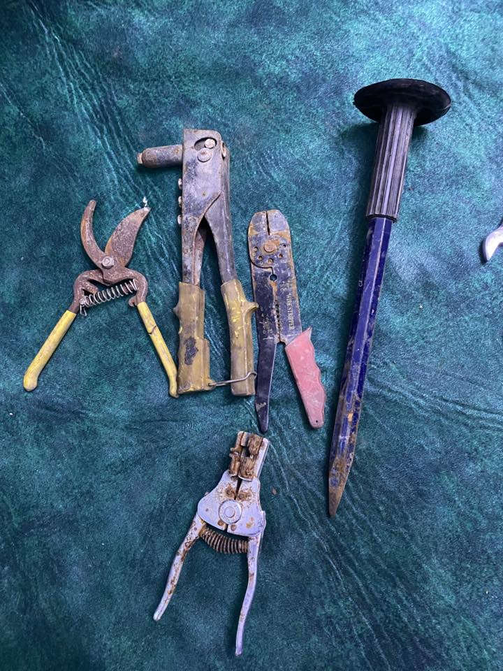 للبيع عدد جديدة بس متروكه صار هواي الي تفيدة خلي سعر وبلعافية***********5
