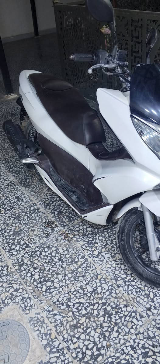 السلام عليكم دراجه. PSXجيل الاول حساس زدحام
مكينه 150  دراجه تخبل مكينتها ناعمه مثل ما موضح بصور سعر ،1300 بيها مجال لشراي العنوان بغداد المعامل الباويه ***********
