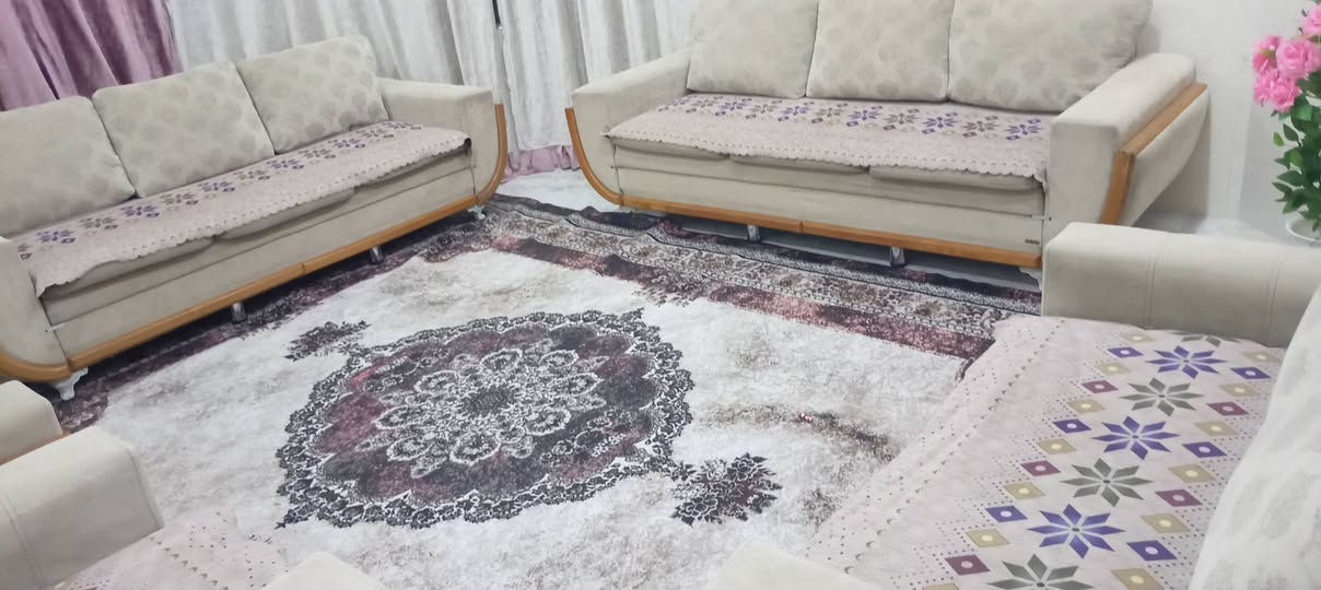 تخم تركي عشر مقاعد  ماركه دبل سفنج نضيف مع المفرش ***********
