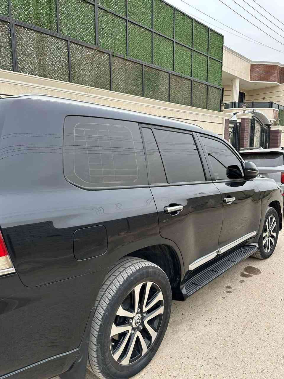 لاندكروز بريم موديل 2019 رقم بغداد بأسمي السيارة بيها صبغ  اثر شخط موجود بالصور بدون معجون ولا ضربة
السيارة جديدة 
السعر / 430$ 
الاتصال / ***********
