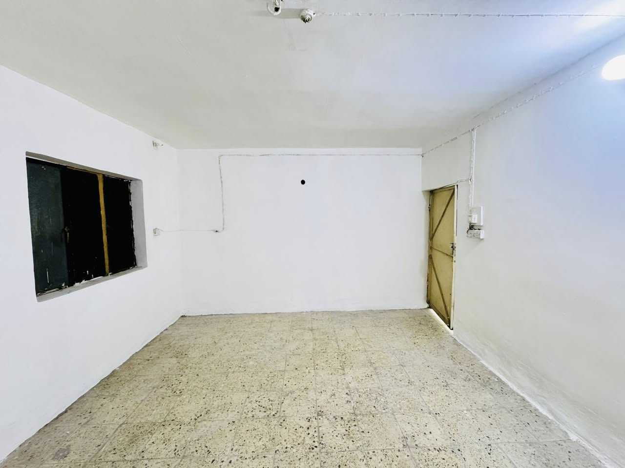 السلام عليكم
للإيجاااار

الاجار 325

شقه تحتوي على غرفتين وهول ومطبخ ومجمع صحي خدمات كامله حله منطقة حي الامير قريبه على شارع نادر العام

***********
