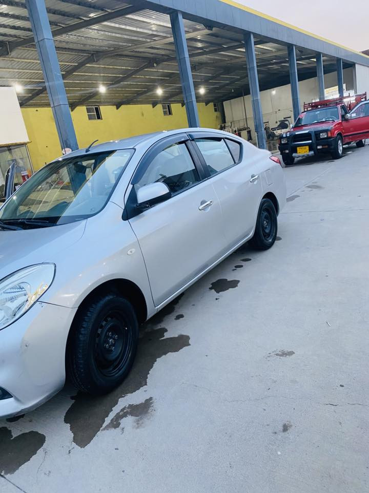 نیسان سەنی ٢٠١٣ 
سبوغی نیە 
جەمپێکی پشتی هەیە بە خەفیفی
بستێک ساردی هەیە لە بۆنیت

***********
