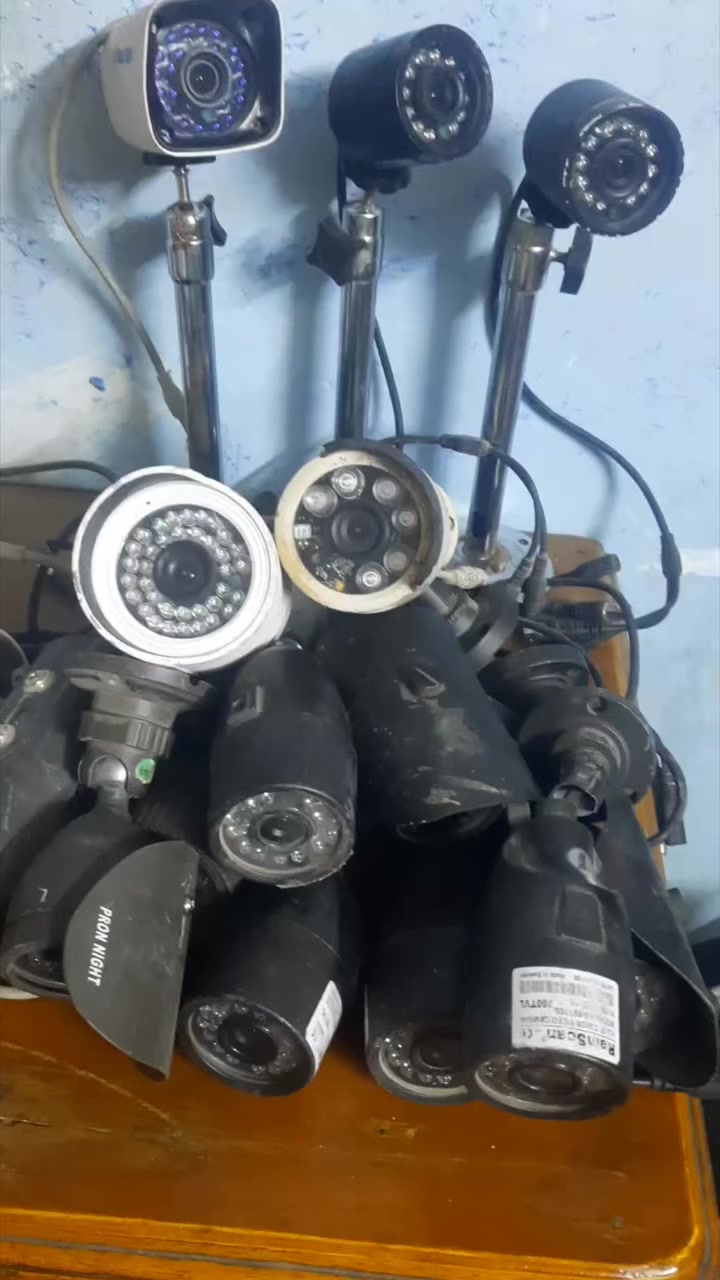 السلام عليكم 
عندي كاميرات متنوعه عدد ٢٥ سعرهم كلهم ١٠٠ الف 
عنوان بغداد / مدينة الصدر 
رقم الهاتف  ***********
