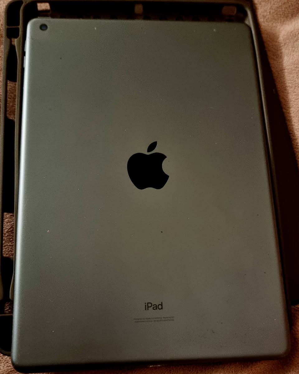 للبيع iPad 8 - 128GB
اللون: Space Gray.
السعة: 128GB.
الجهاز يعمل بكفاءة 100%.
البصمة واللمس والشاشة كلها شغالة بدون مشاكل.
يوجد كسر بالزجاج الأمامي فقط، ولا يؤثر على عمل الجهاز (موضح بالصور).
محدث لآخر إصدار.
يأتي مع الكفر.
الموقع: بغداد.
السعر: 295


**إذا كنت صاحب هذا الإعلان وتريد حذفه لأي سبب، رجاءا أرسل رسالة إلى الدعم الفني**