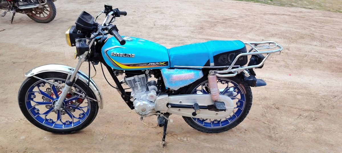 السلام عليكم دراجة سيفان للبيع موديل 24 محرك 200 مامفتوح اوراق سكنر مكان دوانية دغاره الشاري يجي خاص وبي خير ويدل رقمي ***********
