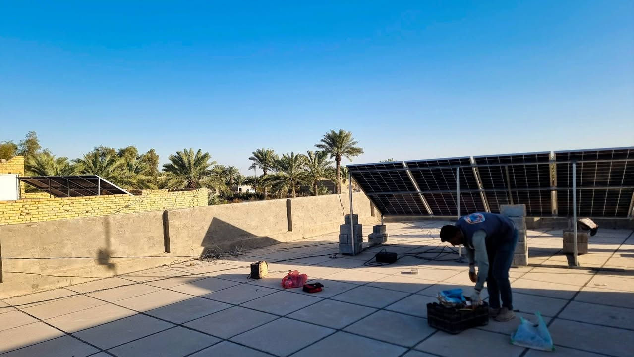 بسم الله الرحمن الرحيم
رغم ارتفاع الأسعار في الأسواق، ما زلنا حريصين على أن تبقى أسعارنا مناسبة مع الحفاظ على جودة المواد وضمان حقيقي نضعه بين أيديكم ليكون مصدر ثقتكم الدائم.
اليوم نشارككم تجربة ناجحة لكل من:
🔹 بيت الأخ علي مراد
🔹 بيت الأخ حسين مراد
حيث قرروا التخلص نهائياً من مشكلة انقطاع الكهرباء الوطنية ووداع المولدات للأبد، وذلك بعد تنصيب منظومتين طاقة شمسية بقدرة:
☀️ 10 أمبير نهاراً
🌙 8 أمبير ليلاً
مكونات كل منظومة:
1️⃣ جهاز فلستي 4KW مع WiFi
يدعم الربط الذكي والبرمجة عن بُعد لمتابعة المنظومة والتحكم بها بسهولة.
2️⃣ بطارية من شركة AMZ
خلايا EVE بعمر يصل إلى 8000 سايكل، ومجهزة أيضاً بـ منظومة إطفاء حرائق (لا سمح الله) لزيادة الأمان.
3️⃣ ألواح LONGi بقدرة 615W
عدد 5 ألواح لكل منظومة، مع جميع المواد والتوصيلات والهيكل الحديدي المغلون عالي الجودة.
💳 يتوفر البيع بالتقسيط أيضاً.
للاستفسار والحجز:
📞 ***********
طاقة شمسية… راحة دائمة وكهرباء بدون انقطاع.
