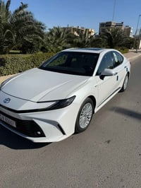 كامري E بلص • ٢٥٠٠ هايبرد • الرمادي