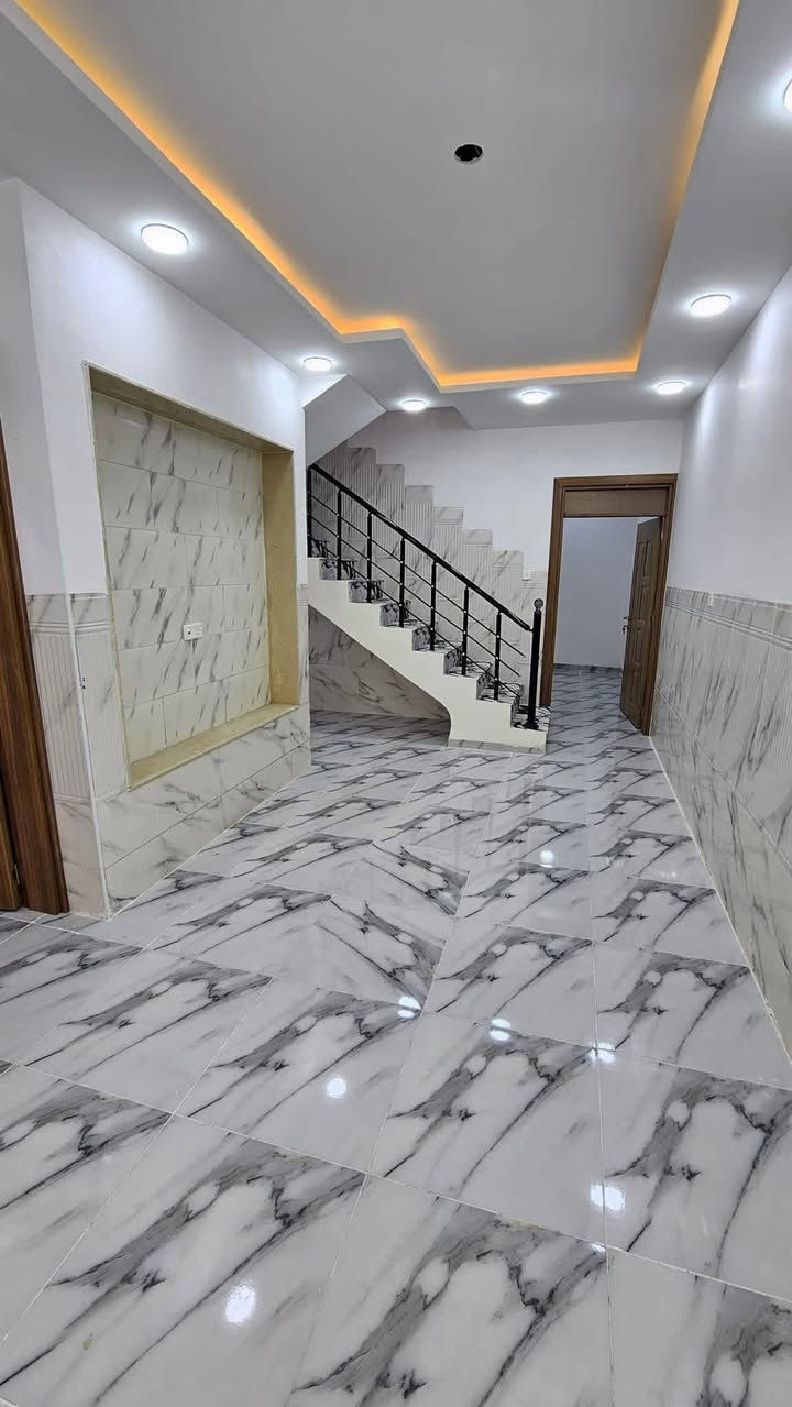 السلام عليكم ورحمة الله وبركاته #مكتب_الغوالي
بيت للبيع في حي البكر قرب ثانوية المعالي 

🔹 المساحة : 92م ، الواجهة : 6.15م ، 

🔹 سند طابو ملك صرف شرط تحويل وقرار تمليك

🔹 يتكون من طابقين بناء حديث 3 غرف نوم

ط1 : كراج ، استقبال ، هول ، مطبخ ، غرفة ، صحيات
ط2 : غرفتين نوم ، صحيات ، سطح ناصي وعالي

مزود بالكامل بكافة الانظمة الحديثة -
دكتات - سبالت - غسالات - انترنيت - دشات

للأستفسار آكثر مراجعة #مكتب_الغوالي الكائن في حي السماح الاركان قرب مدرسة السماح الابتدائية وقرب مول القمة على شارع 20

او الاتصال على الارقام التالية

***********

***********
