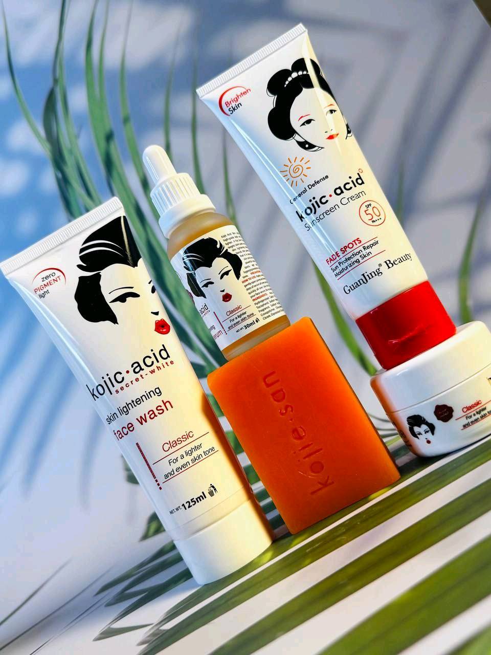 مجموعة كوجي سان الفلبينية تخلي بشرتك زي بشرة البيبي حرفيا 👌🏻🔥

تتكون من : 
Kojic Acid Soap 🧼
1/ الصابونة  
تحتوي على حمض الكوجيك، وهو مكون طبيعي معروف بخصائصه في تفتيح البشرة وإشراقها
ويساعد على تقليل ظهور البقع الداكنة وفرط التصبغ وندبات حب الشباب 

Kojic Acid Hand&Body Cream ❤️
2/كريم مرطب ومفتح للبشرة 

‌‎ غني بنظام فعال من المرطبات والفيتامينات يرطب ترطيب مكثف حتى 24 ساعة ويخلي بشرتك ناعمة زي البيبي🤍✨

يتكون من فيتامين سي 🍊 و جلايكوليك اسيد فيساعد في عملية تقشير البشرة و تقليل التصبغات و يجعل البشرة افتح بشكل واضح 👌🏻 .

و يتكون ايضا من الجليسرين للترطيب .

Kojic Acid Sunscreen Cream ☀️
3/ واقي شمس 
يحتوي علي كوجيك اسيد كمادة اساسية و معامل حماية من الشمس بنسبة 50% يعني تفتيح و حماية من الشمس في نفس الوقت 👌🏻
 
Kojic Acid Facial Wash 🫧
4/‌‎غسول الوجه 

يعمل على تقشير البشرة والجلد الميت وتجديد الخلايا وتفتيح لون الجلد وازالة اثار حب الشباب وترطيب البشرة وتخفيف آثار الندبات 💆🏻‍♀️



 5 / سيروم كوجي اسد الخرافي 
فوائد المنتج تعد ولاتحصي اهمها 👇🏾

ملخص زيت الكولاجين وصف العنصر حول هذا المصل حمض الكوجيك 
هو مصل للوجه للنساء والرجال مركب من مكونات طبيعية مثل حمض الكوجيك، ألفا أربوتين، النياسيناميد، فيتامين C، فيتامين هـ، وحمض الهيالورونيك، وحمض الفيروليك، والصبار. استخدمي هذه التركيبة الأصلية المتقدمة لتفتيح البشرة وإشراقها للحصول على بشرة مشرقة وشبابية ومتجانسة اللون وتوهج متألق.


المنشأ/ فلبين 

