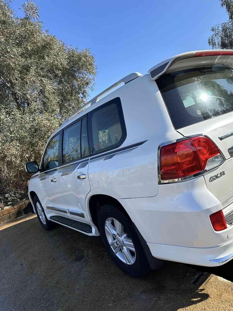 سلام عليكم لاندكروز موديل 13 فطيم سياره جاهزه اي نقص ما بيهه صبغ جاملغ خلفي فقط سعر 315 ستفسار ***********
