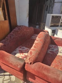 قنفات عدد ٢  ٥ مقاعد السعر ٣٥ المكان الكريعات مقابل مطعم البلام العائل...