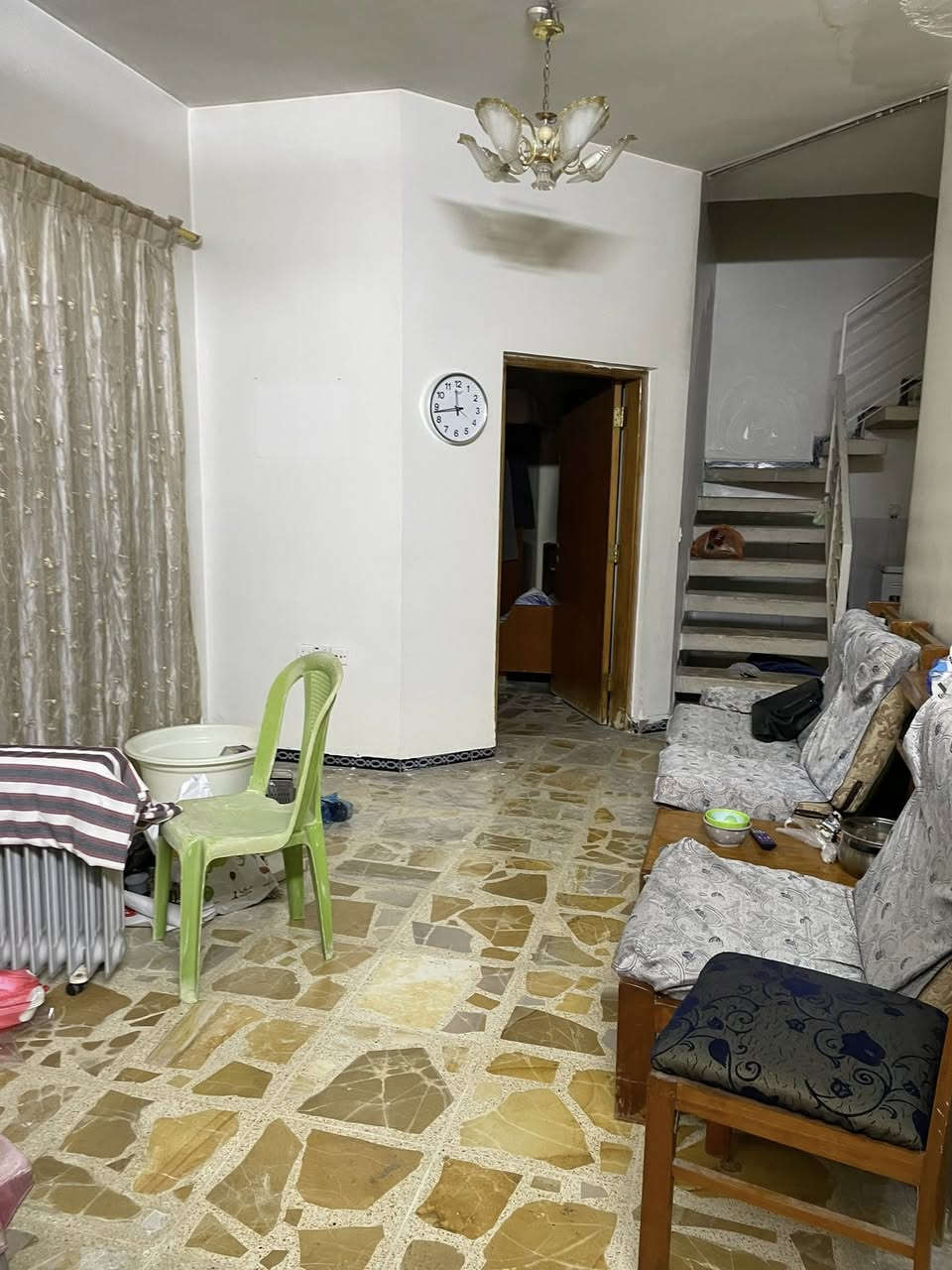 بيت طابقين للبيع، بناء فوق الجيد
البيت في حي المستنصرية، محلة 502, البيت في صدد التفريغ ، يعني جاهز للسكن

الطابق الاسفل: 

-  صالة كبيرة ( استقبال وطعام ، ممكن يستعمل غرفة نوم لاربع اشخاص )

-  حولي كبير ممكن يستعمل للمعيشة اليومية 

-  حمام

-  غرفة نوم واحدة

- منور 

- مخزن 

- كراج واسع + حديقة صغيرة + منظومة خزان ماء مع ماطور

الطابق الاعلى :

غرفتين نوم + مطبخ + صالة المعيشة+ حمام+ بالكون كبير 

للمعلومات : اتصلو ب واتساب : ***********
