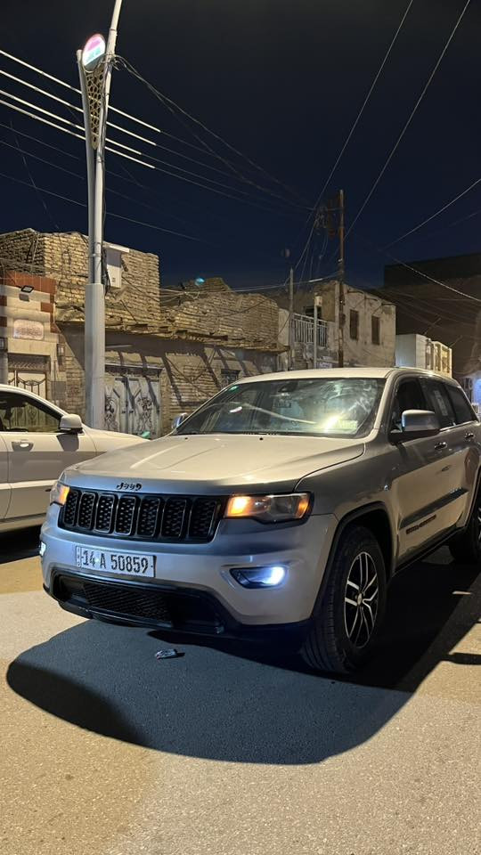 سلام عليكم                                                             جيب شيروكي
2018
رقم بصره دولي 
بسمي تحويل ثاني يوم 
السياره جديده 
فئة لاريدو
شاشه وسط 
مقاعد جلد ابيض
ويل حجم 18
حادثه بنيد وجاملغ تبديل 
وبالعراق صبغ بابين 
سعره 200ورقه (دفترين)
مكان السياره ناصريه مركز 
***********
