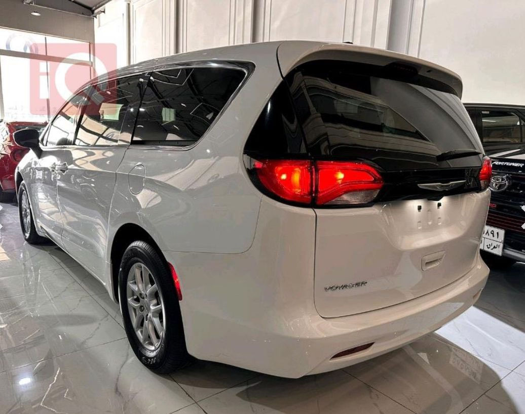 السلام عليكم  
🚦🚦🚥 ارخص باسفكا بالعراق  🚥🚦🚦

🥊 للبيع كرايسلر باسفيكا فيوجر 
🥊 وارد امريكي 

🥊الحادث تبديل باب خلف السكن وكالة وصبغ نص قطعة من باب السكن ( يعني قطعة تبديل وقطعة صبغ )

🥊 الموديل ٢٠٢٢   مرقم كامل رقم اربيل باسمي
 ايرباك بردة فقط راجع سستم 

🥊ماشيه ٣٦ الف مشي امريكا وحاليا ٣٩ الف 
السيارة جديدة لوك 

🥊محرك 6 سلندر 3600

🏓🏓المواصفات 🏓🏓
٢- رادار امامي 
٣- لايت زنون 
٤- حساس خلفي 
٥- بصمه 
٦- بصمه ابواب 
٧- تشغيل عن بعد 
٨- الابواب كهرباء تفتح وتسد بريمونت
٩- كشن امامي  كهرباء 
١٠- كامره خلفيه دوارة 
١١- شاشه 
١٢- ابواب الجانبية كهرباء 
١٣- الصندوك كهرباء شفط
١٤- ثلاث قطع تبريد 
١٥- كشنات منفصل سياحي 
١٦- فول تحكم ستيرن 
١٧- سايد بريك بصمه 
١٨- الكشنات تدفئة
١٩- ستيرن تدفئة
٢٠- اوتو ستوب
٢١- مانع تزحلق
٢٢- تحديد مسار
٢٣- ابواب كهرباء 
٢٤- بردات بالابواب بلاديه 
٢٥- حساس الامطار اوتو 
٢٦- 7 مقاعد مريحة – ترتيب 2+2+3
٢٧- كراسي صف ثاني قابلة للطي (Stow 'n Go)
 ٢٨-شاشة
بلوتوث – USB – أبل كار بلاي / أندرويد أوتو
تحكم كهربائي بالمرايا والنوافذ
نظام تكييف أمامي وخلفي مستقل

🚘🚘البجم كبس ع قفلة الشركة بلادي 🚘🚘
مكان السيارة بغداد - الاعظمية 

🌺🌺السعر $$ 222 $$ ورقة 🌺🌺

للاستفسار اكثر ***********
