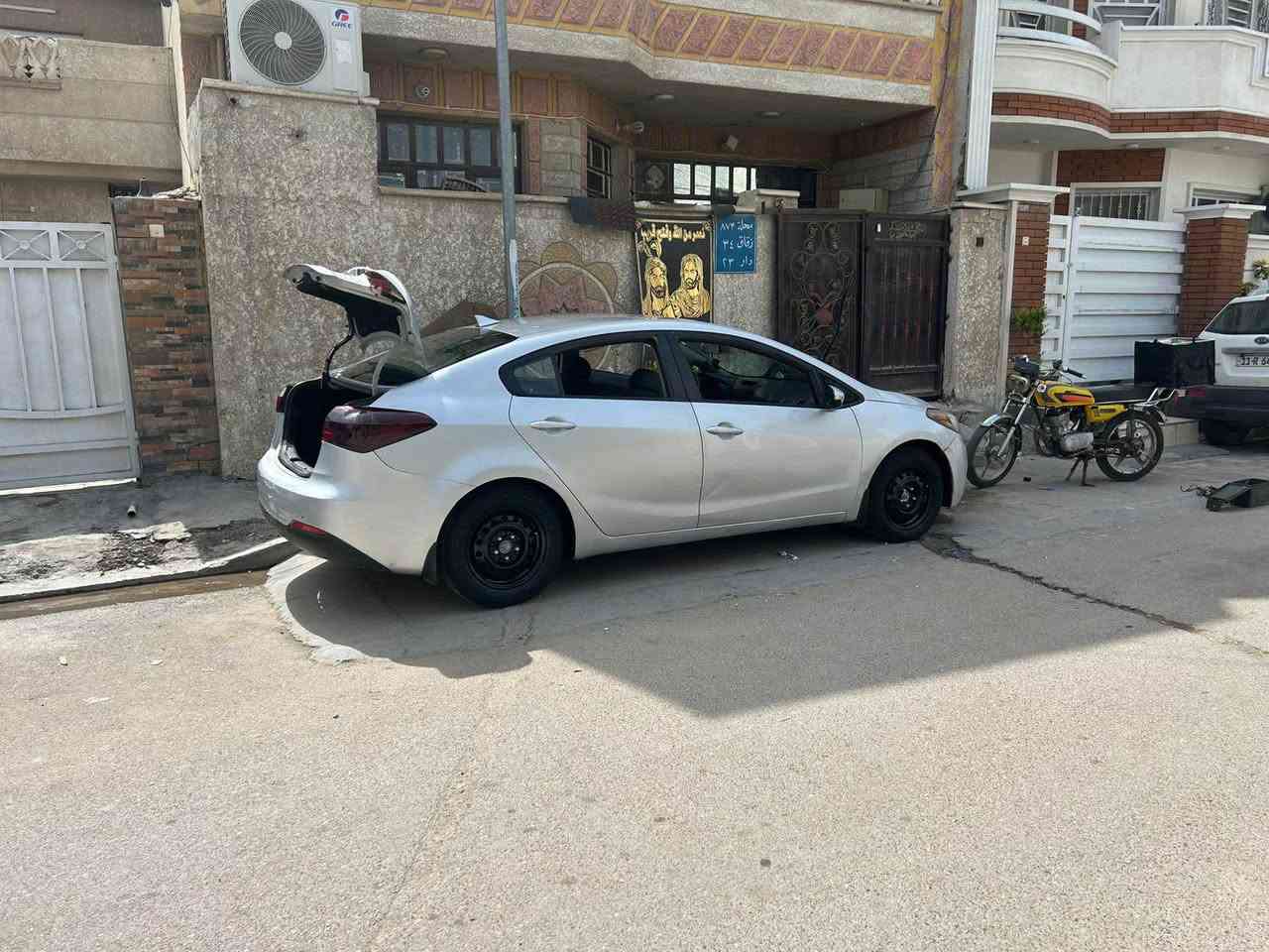 فورتي موديل 2016 للبيع 
وارد امريكي بدون ايرباك 
حادثهة دعاميات امامي خلفي 
صاير بيهة جراد مرشوش كلير جاملغات وبيبان خلفي وتكم بدون معجون 
سياره جاهزه تخم تاير تبريد جديد دعاميه امامي نفس لون مبدللهة 
جامه اماميه جديده
هزه رقم سنويه كله جديد بسمي شرط التحويل 
سياره مكانهة شهداء البياع 
سعر 108 وبيهة مجال حك شوفتك 
للاستفسار *********** 
وبخدمتك بغداد, العراق
