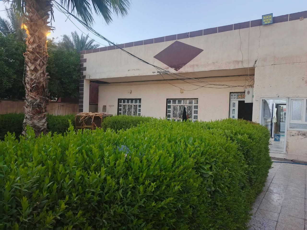 السلام عليكم
نصف دونم لبيع يحتوي على بيتين البيت الاول مساحته 250 متر يحتوي على ثلاث محلات تجاريه وحدائق وكراج للسيارات وطارمه واسعه يحتوي البيت عله الطابق الاول ثنين غرف وصاله ومضيف ومطبخ والطابق الثاني مشتمل كامل .....
...البيت الثاني مساحته 75 متر يحتوي البيت عله غرفه نوم واحده وصاله ومطبخ وحمامات وطارمه صغيره 
وره البيت كاع صالحه للزراعه 
موقع البيت طريق بغداد قرب مجمع الرحمان السياحي ...سعره 350 رقم الهاتف للاستفسار ***********
