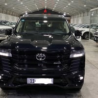 تويوتا لاندكروز 2024 فئة ليمتد بلاك ادشن  فول 1/1 ماشية 13 الف كيلو و ...