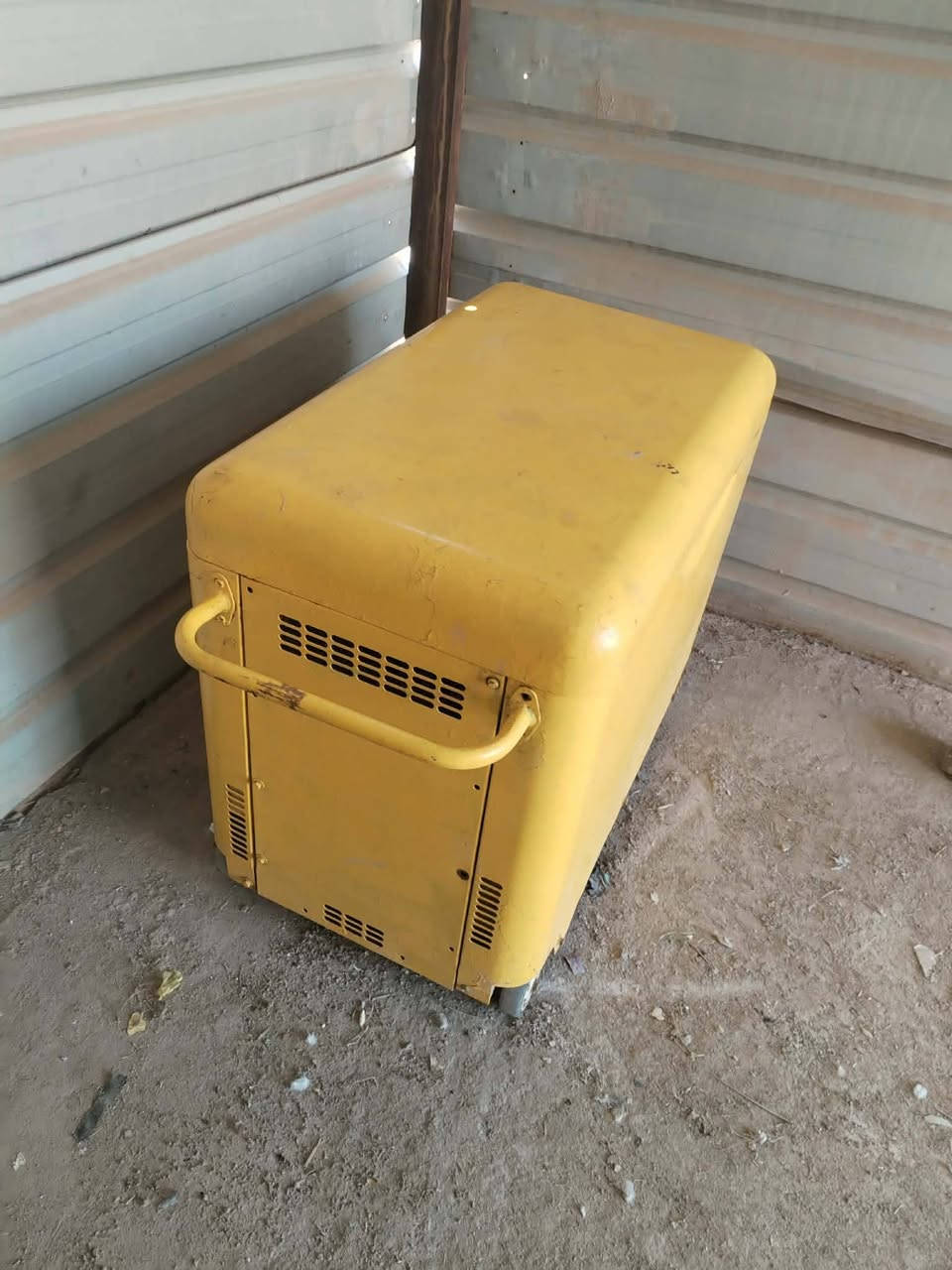 مولده شغاله ع الفحص نضيفه للبيع السعر ب 350 مستعجل على بيعتها العنوان حله ورديه خارج مقابيل العلوه مخضر رقم ***********
