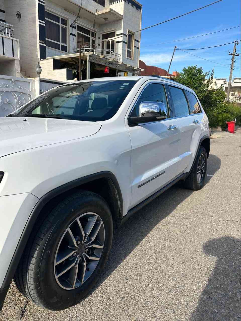 جيب گراند شيروكي موديل ٢٠٢٠ لمتد 
دوو پارچه ي بوياغه و كه ميك pdr و قه له مكاري هه يه 
سعر ٢٣٩ وه ره قه و معامه له
*********** أربيل, العراق
