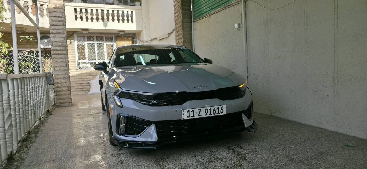 🚗 للبيع: كيا K5 موديل 2025 (GT-Line) - بحالة الوكالة
للراغبين بالتميز والنظافة.. سيارة ملكية ومواصفات تخبل
✅ المواصفات والحالة العامة:
 * الموديل: 2025 (K5).
 * المحرك: 2500 تنفس طبيعي (أقوى وأحمل محرك مرغوب بالعراق).
 * الفئة: GT-Line (فول مواصفات عدا البانوراما) - شكل رياضي وهيبة بالشارع.
ماشيه 25800الف km قابل للزياده
 * الرقم: بغداد مميز (91616)بإسمي والتحويل مباشر ثاني يوم).
✨ نظافة البودي (الكفالة):
 * السيارة "كلين" وكفالة عامة من الحادث والصبغ. عدا الدعاميه راجعه نفسها وطعجه بالجاملغ راجع بارد وكلشي موجود بالصور
 * كل الليبلات أصلية (بدون فتح برغي واحد).
 * تعديل "بارد" احترافي جداً  
 * السيارة طلع  بيها طبقة كلير (جلاتين)  بالجاملغات والبنيد حماية للبچم بالكامل (يعني لا شخوط ولا نقرات حصى). كلير يعني لا صبغ ولا معجون.
🛠 الإضافات المميزة (صارف عليها بيدي):
 * إضافات خارجية مميزة (لحية أمامية + سبايدر خلفي) بقيمة 300$.
 * إنارة داخلية (Ambient Light) 65 لون تتحكم بيها براحتك.
 * تفعيل نظام اليوتيوب على شاشة السيارة الأصلية.
🛡 شرط الفحص:
السيارة جديدة بمعنى الكلمة، وشرط السونار وين ما يعجبك وبأي مركز فحص بالعراق. إذا طلع برغي مصلح أو قطعة مصبوغة، فحصك عليه!
> ملاحظة للمشتري: السيارة متعوب عليها وجاهزة من كلشي، شغل واطلع.
للتواصل ***********
