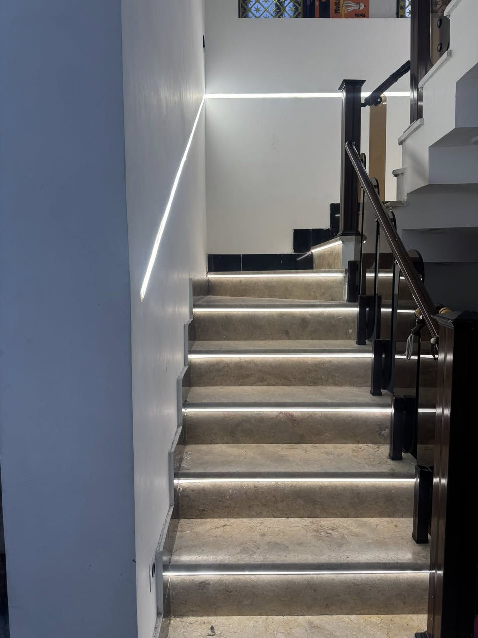 السلام عليكم بيت لبيع 250 متر العنوان الحبيبيه خلف مكتبت الجوهره اول فرع ع شارع العام البيت جدن نضيف للستفسار اكثر رقمي ***********
